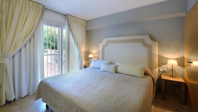 Bedroom - Van der Valk Hotel Barcarola